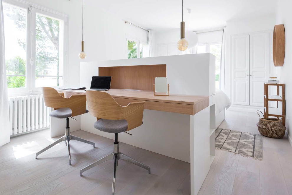 Стильный дизайн: большой кабинет в скандинавском стиле с белыми стенами, светлым паркетным полом, встроенным рабочим столом и бежевым полом - последний тренд