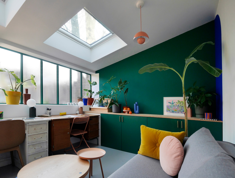 Réalisation d'un bureau atelier minimaliste de taille moyenne avec un mur vert, sol en béton ciré, un bureau indépendant et un sol gris.