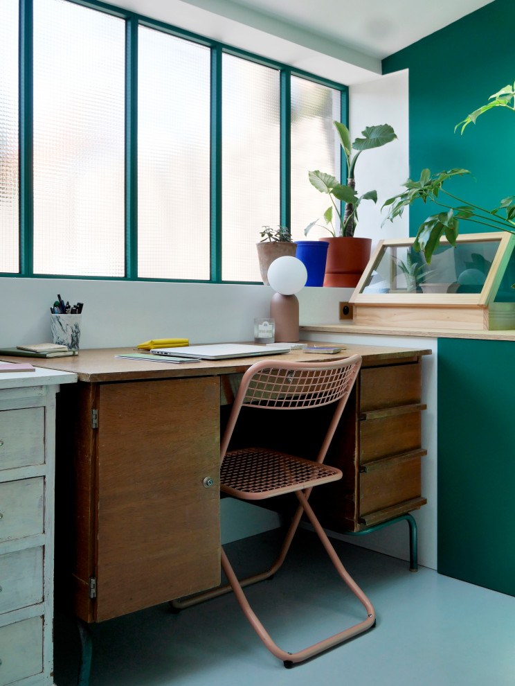 Стильный дизайн: кабинет среднего размера в стиле модернизм с местом для рукоделия, зелеными стенами, бетонным полом, отдельно стоящим рабочим столом и серым полом - последний тренд