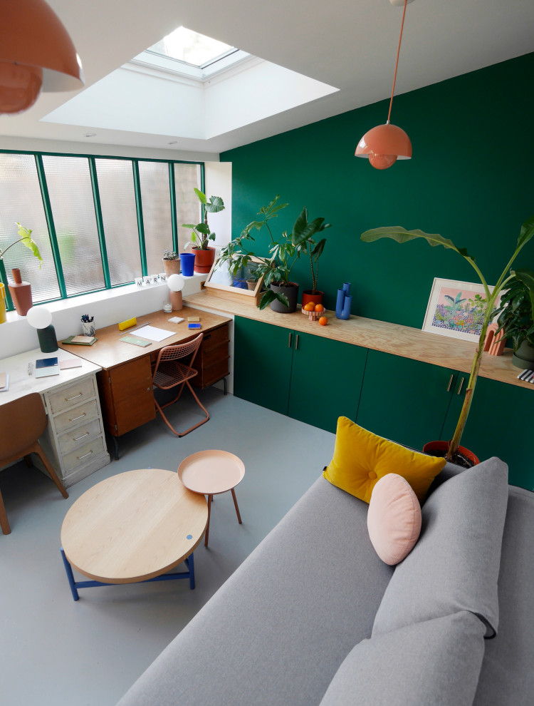 Идея дизайна: кабинет среднего размера в стиле модернизм с местом для рукоделия, зелеными стенами, бетонным полом, отдельно стоящим рабочим столом и серым полом