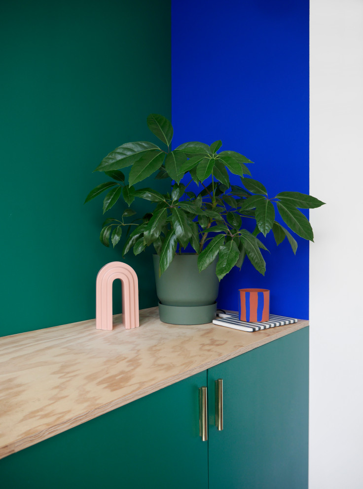 Стильный дизайн: кабинет среднего размера в стиле модернизм с местом для рукоделия, зелеными стенами, бетонным полом, отдельно стоящим рабочим столом и серым полом - последний тренд