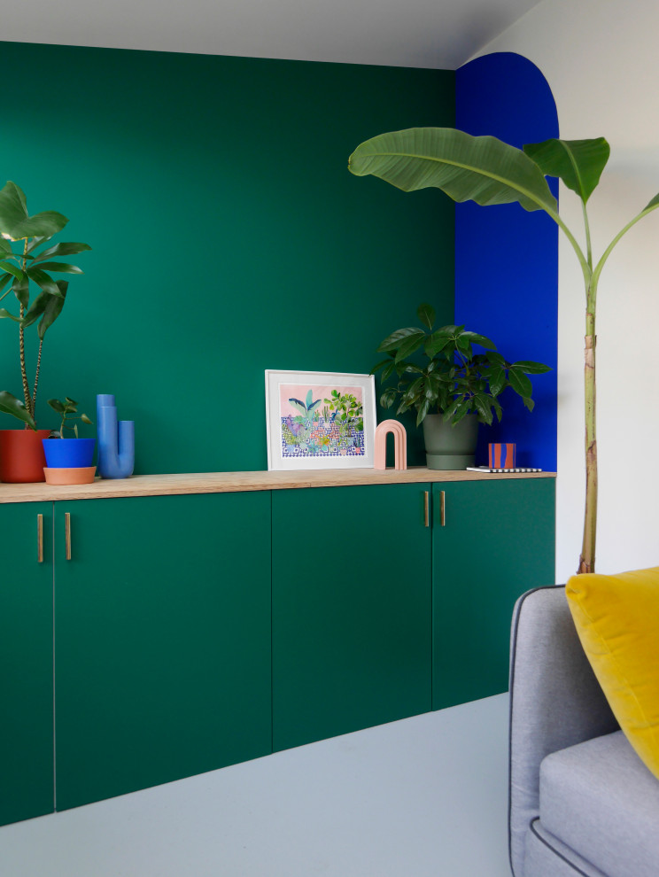 Свежая идея для дизайна: кабинет среднего размера в стиле модернизм с местом для рукоделия, зелеными стенами, бетонным полом, отдельно стоящим рабочим столом и серым полом - отличное фото интерьера