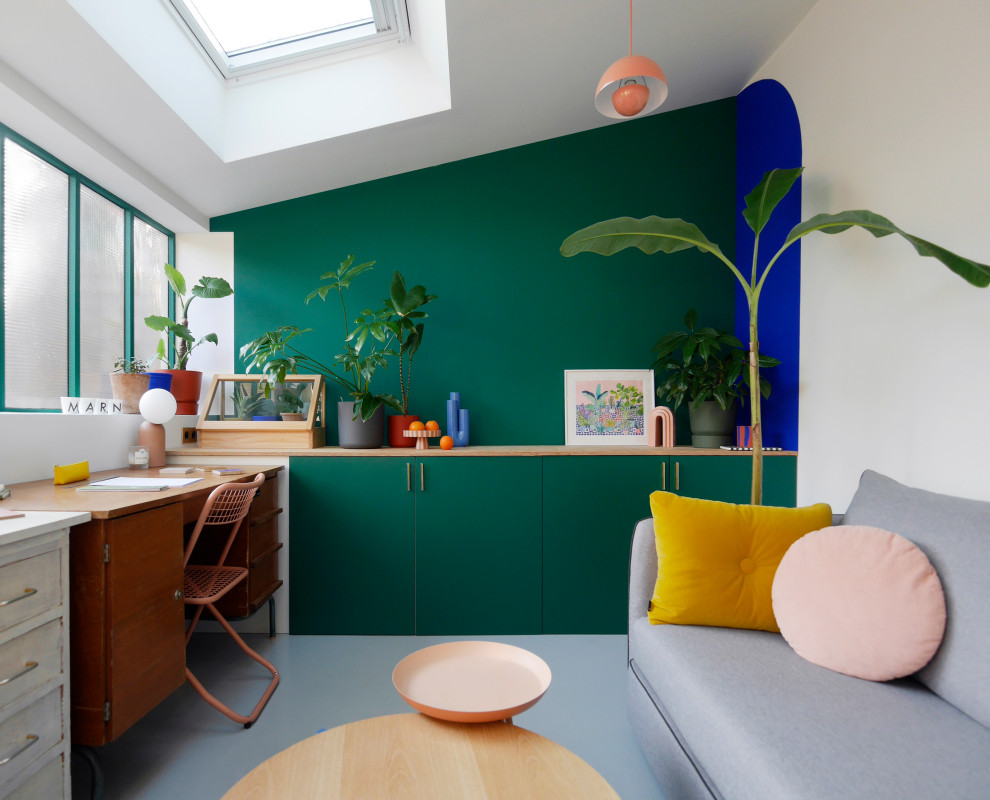 Idées déco pour un bureau atelier éclectique de taille moyenne avec un mur vert, sol en béton ciré, un bureau indépendant, un sol gris et un plafond voûté.