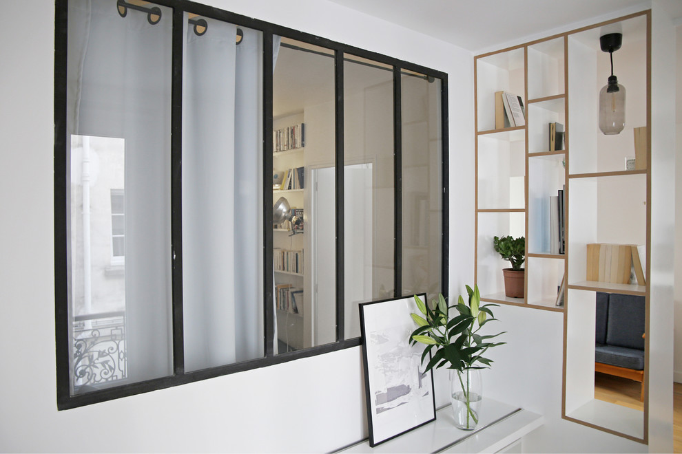 Inspiration pour un petit bureau design avec un mur blanc, parquet clair, un bureau intégré et un sol beige.