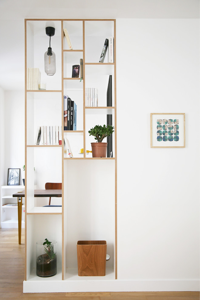 Ejemplo de despacho contemporáneo pequeño con paredes blancas, suelo de madera clara, escritorio empotrado y suelo beige
