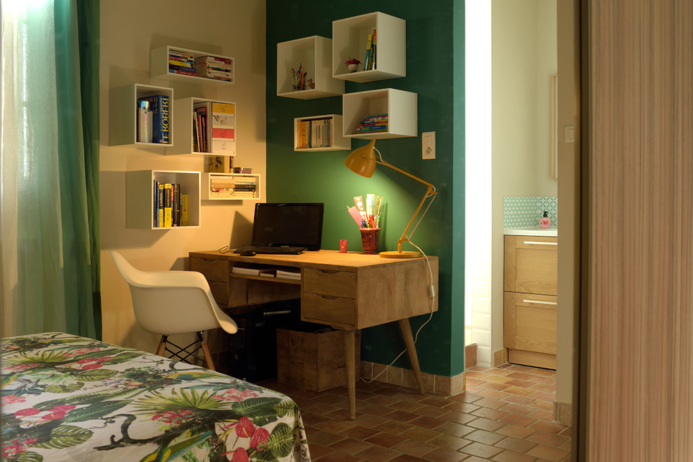 Cette image montre un bureau vintage de taille moyenne avec un mur vert et tomettes au sol.