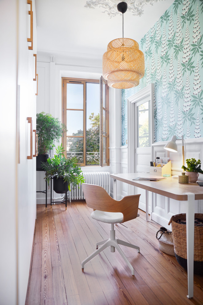 Cette photo montre un petit bureau chic avec un mur bleu, parquet foncé, un bureau indépendant, un sol marron et du papier peint.