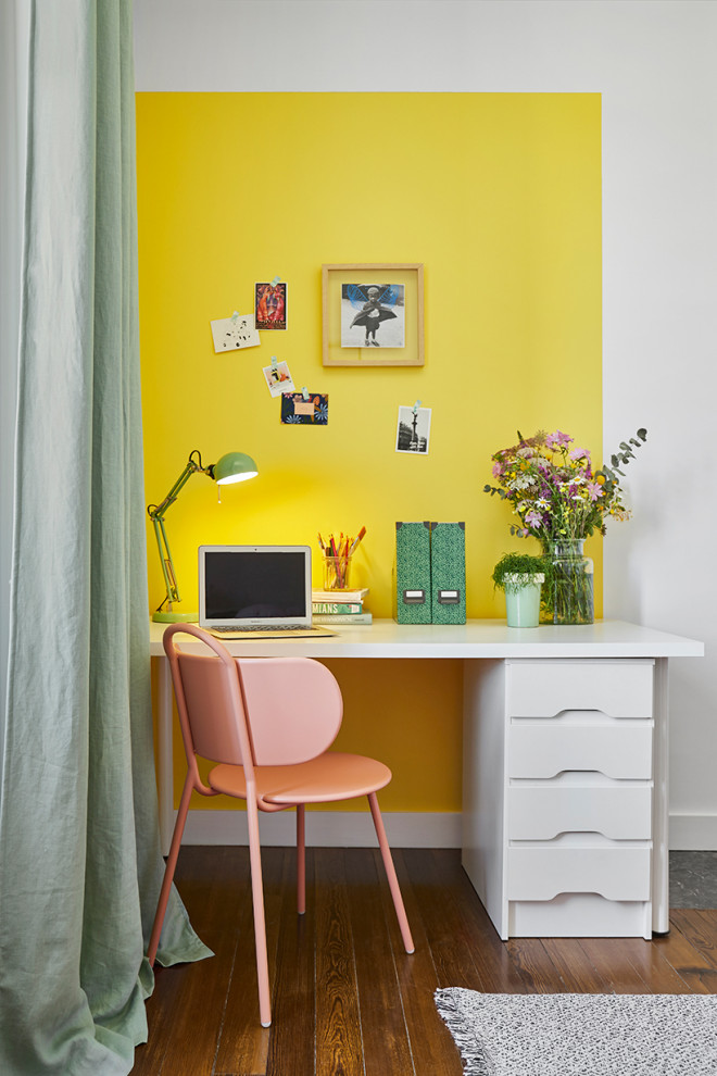 Imagen de despacho escandinavo de tamaño medio con paredes blancas, suelo de madera oscura y papel pintado