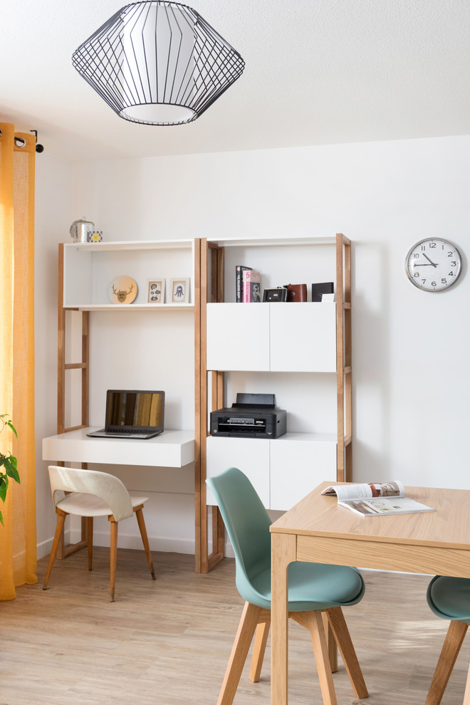 Diseño de despacho nórdico pequeño con paredes blancas, suelo vinílico, escritorio independiente y suelo beige