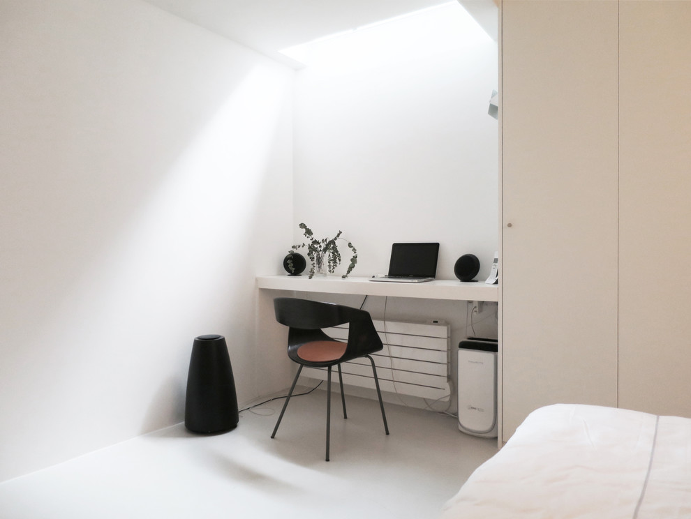 Idée de décoration pour un petit bureau design avec un mur blanc, aucune cheminée et un bureau intégré.