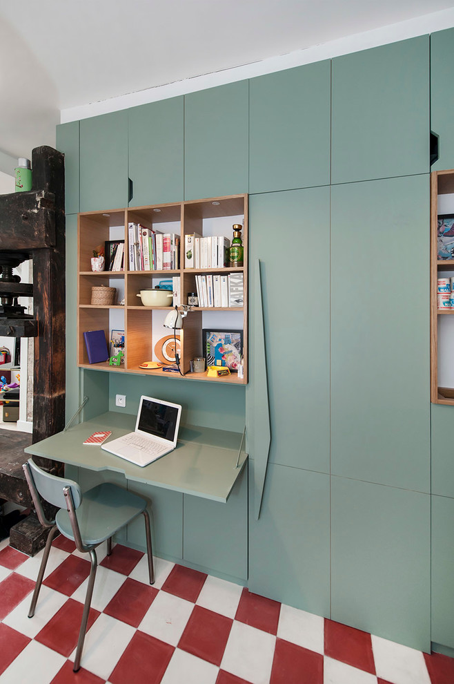 Kleines Modernes Arbeitszimmer ohne Kamin mit Arbeitsplatz, blauer Wandfarbe und Einbau-Schreibtisch in Paris