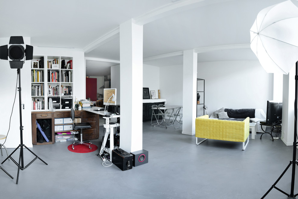 Идея дизайна: кабинет в современном стиле с белыми стенами, полом из линолеума и серым полом