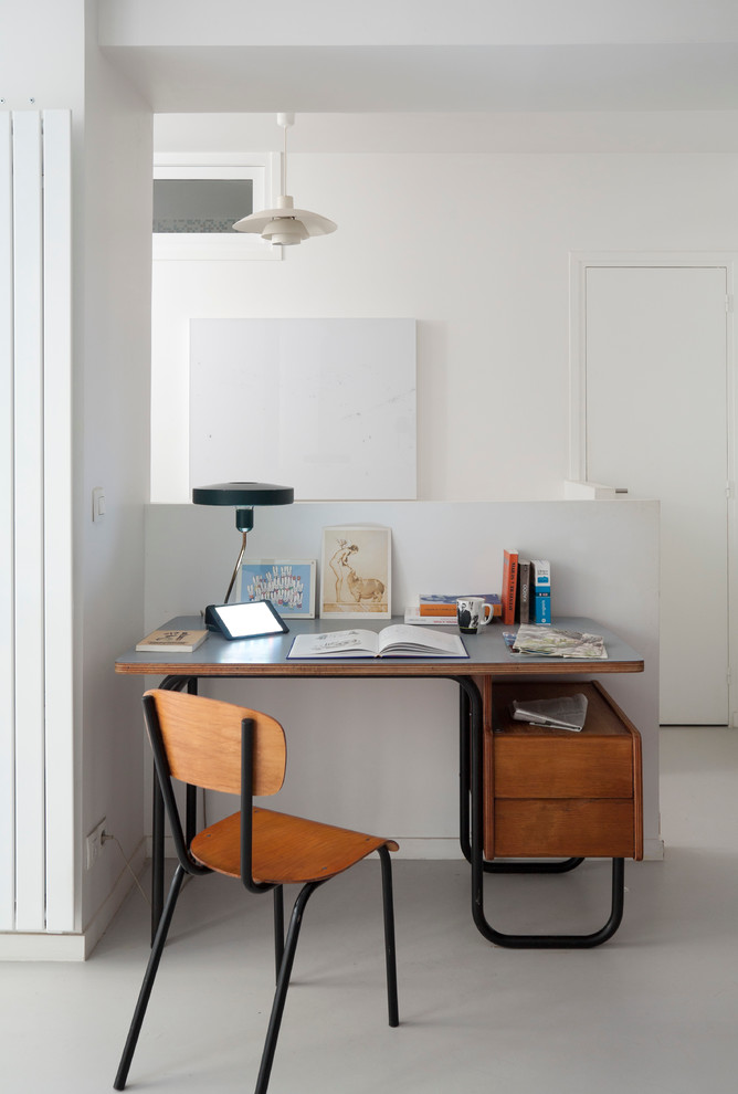 Esempio di un ufficio minimal con pareti bianche, scrivania autoportante e pavimento grigio