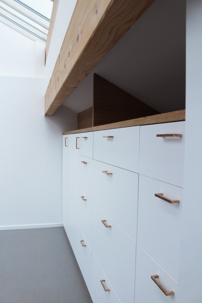 Стильный дизайн: большой кабинет в стиле модернизм с местом для рукоделия, синими стенами, полом из линолеума, отдельно стоящим рабочим столом и серым полом - последний тренд