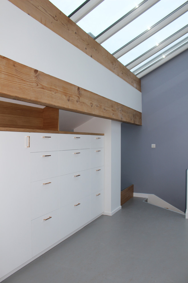 Idéer för stora funkis hobbyrum, med blå väggar, linoleumgolv, ett fristående skrivbord och grått golv