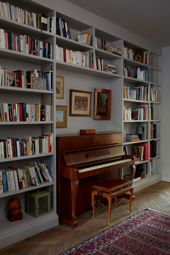 ロンドンにあるお手頃価格の中くらいなヴィクトリアン調のおしゃれな書斎 (白い壁、淡色無垢フローリング、自立型机、ベージュの床) の写真
