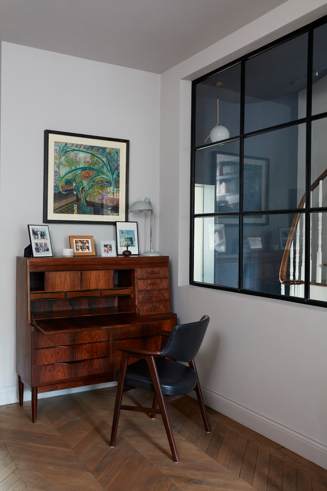 Foto de despacho clásico de tamaño medio con paredes blancas, suelo de madera clara, escritorio independiente y suelo beige