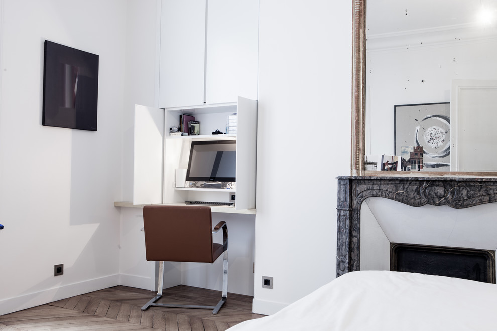 パリにある低価格の小さなコンテンポラリースタイルのおしゃれな書斎 (造り付け机、白い壁、淡色無垢フローリング) の写真