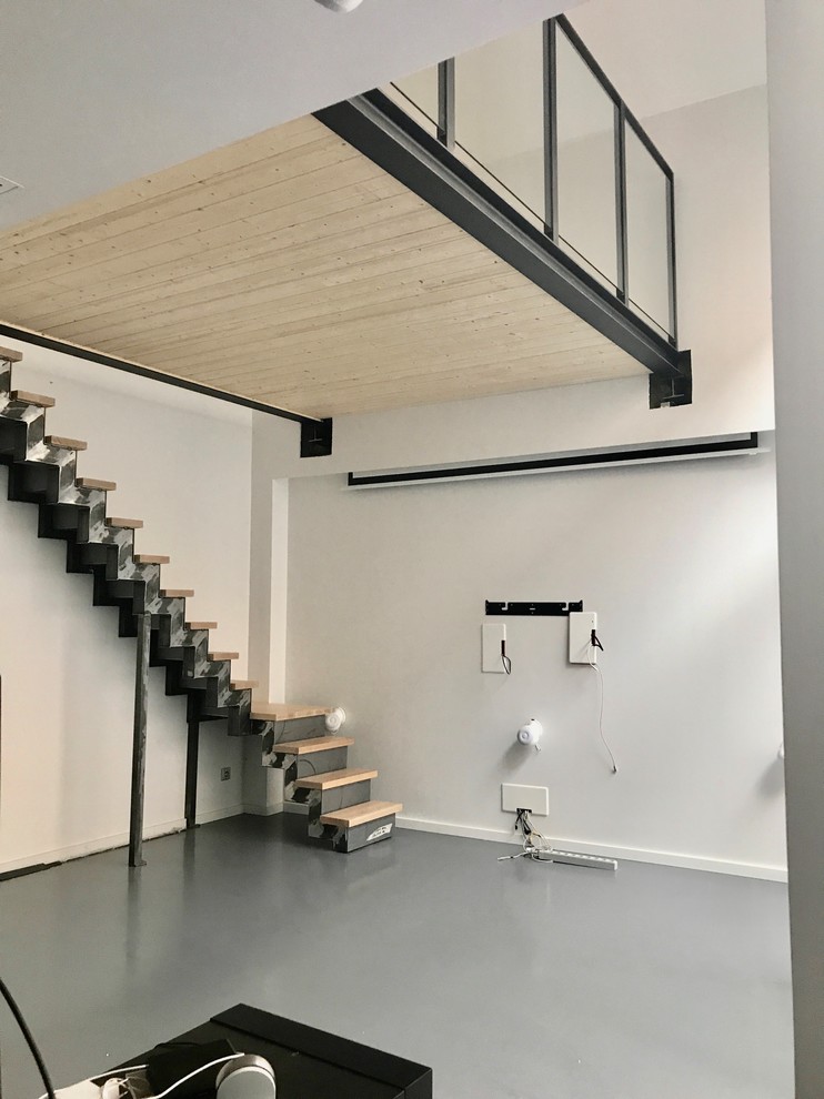 Shabby-Style Arbeitszimmer ohne Kamin mit Arbeitsplatz, weißer Wandfarbe, hellem Holzboden und freistehendem Schreibtisch in Lyon