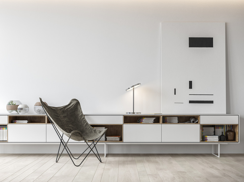 Großes Modernes Lesezimmer mit weißer Wandfarbe, hellem Holzboden, Gaskamin, Kaminumrandung aus Metall, freistehendem Schreibtisch und beigem Boden in Nizza