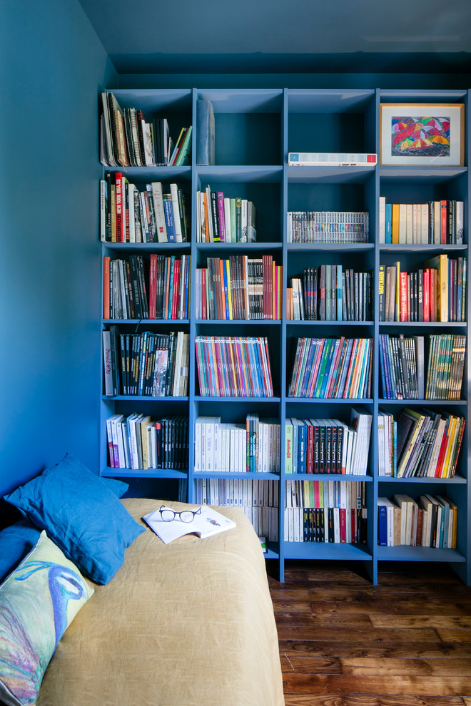 Inspiration pour un bureau design de taille moyenne avec un mur bleu, parquet clair et un bureau indépendant.