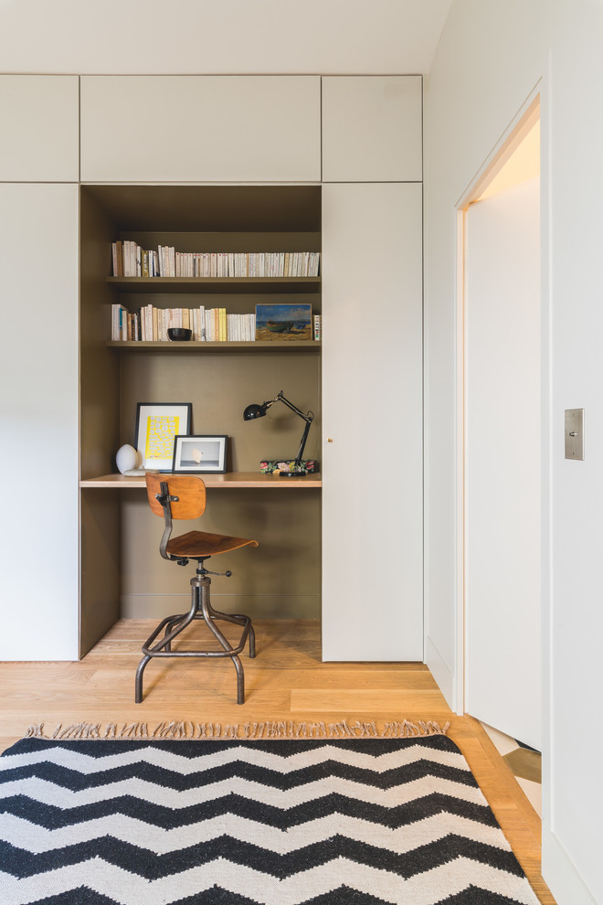 Home office - contemporary home office idea in Paris