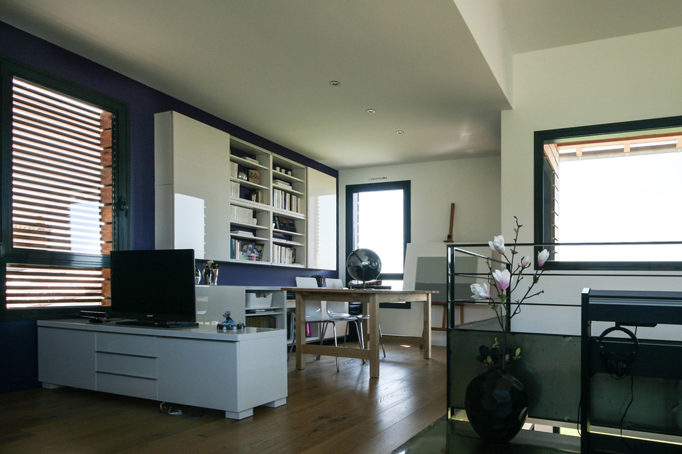 Photo of a contemporary home office in Toulouse.