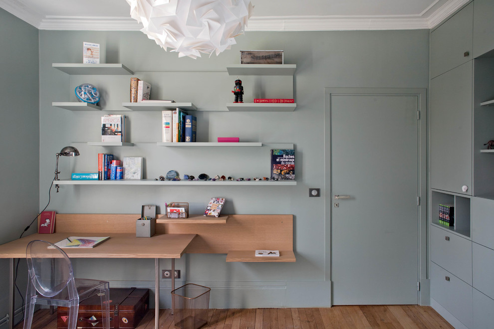 Idée de décoration pour un bureau design avec un mur gris, un sol en bois brun, un bureau intégré et un sol marron.