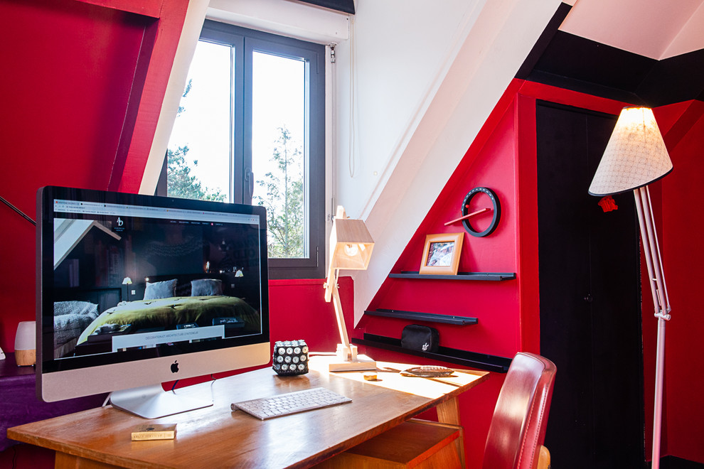 Réalisation d'un grand bureau design avec un sol en bois brun, aucune cheminée, un sol marron, un mur rouge et un bureau indépendant.