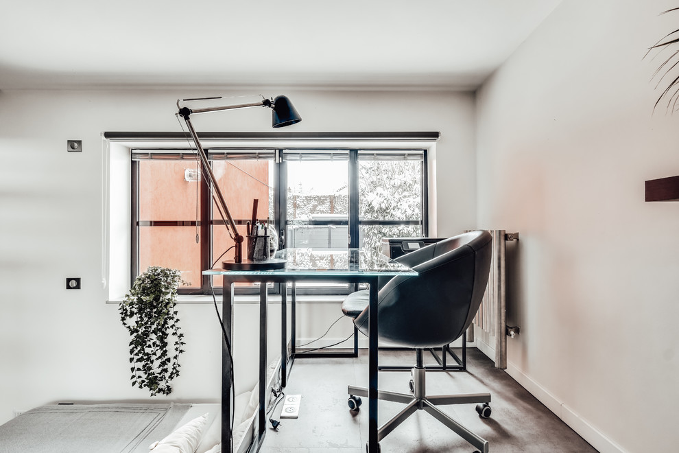 Immagine di un piccolo ufficio minimal con pareti grigie, nessun camino, scrivania incassata e pavimento grigio