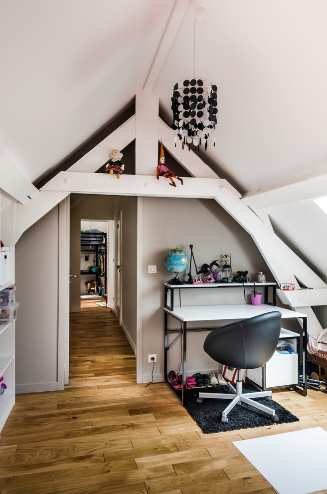Trendy home office photo in Paris