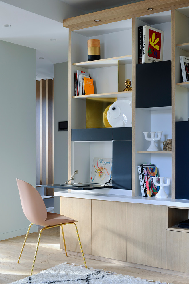 Modelo de despacho actual con paredes multicolor, suelo de madera clara y escritorio empotrado