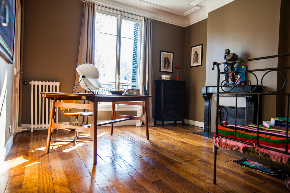 Example of a trendy home office design in Paris