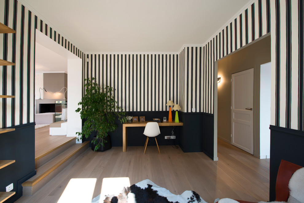Idée de décoration pour un grand bureau design avec un mur multicolore, parquet clair et un bureau indépendant.