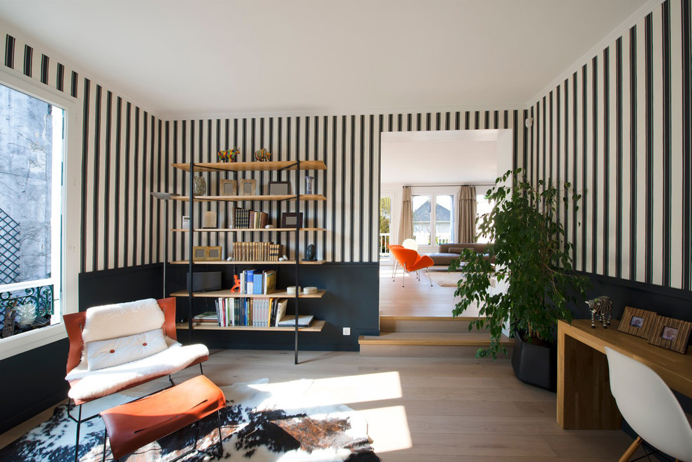 Ejemplo de despacho contemporáneo grande con paredes multicolor, suelo de madera clara y escritorio independiente