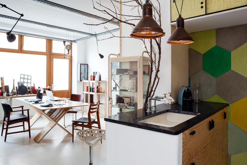 На фото: домашняя мастерская среднего размера в стиле фьюжн с белыми стенами и отдельно стоящим рабочим столом с