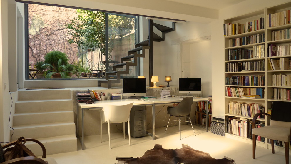 Идея дизайна: домашняя библиотека среднего размера в современном стиле с белыми стенами, ковровым покрытием и отдельно стоящим рабочим столом без камина