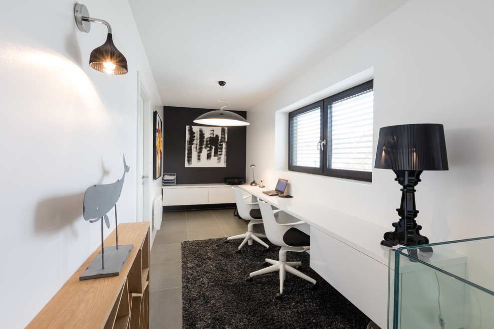 Ejemplo de despacho contemporáneo grande con paredes blancas, suelo de baldosas de cerámica, escritorio empotrado y suelo gris