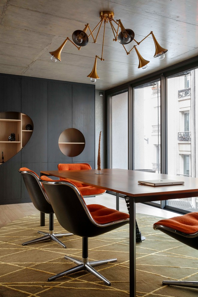 Imagen de despacho contemporáneo grande con escritorio independiente, paredes grises, suelo de madera clara y suelo beige