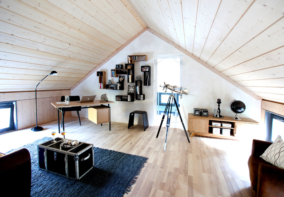 Inspiration pour un grand bureau design avec un mur blanc, un sol en bois clair, un bureau indépendant et aucune cheminée.