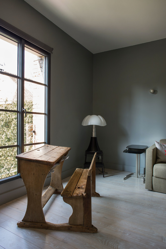 Idée de décoration pour un bureau minimaliste avec un mur vert, un bureau indépendant et un sol beige.