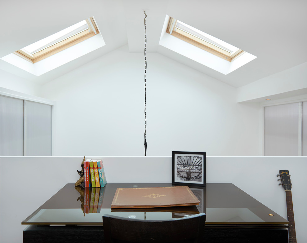 Diseño de despacho contemporáneo de tamaño medio sin chimenea con paredes blancas y escritorio independiente