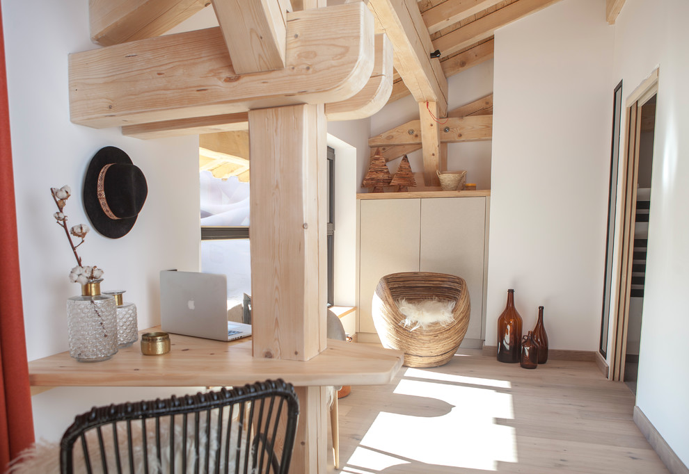 Idee per un ufficio mediterraneo con pareti bianche, parquet chiaro, scrivania incassata e pavimento beige