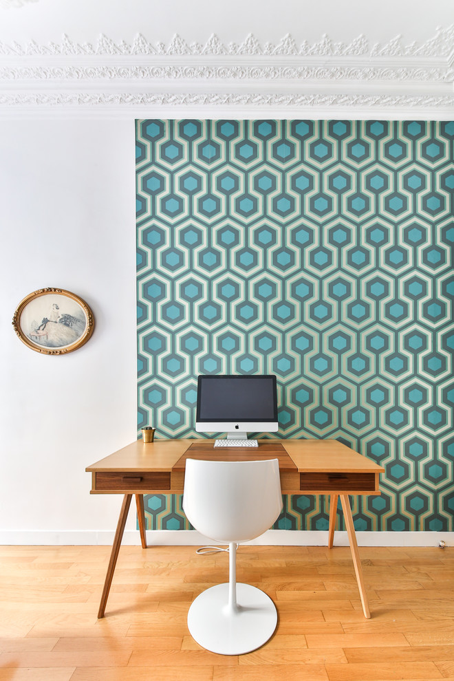 Foto di un ufficio minimal di medie dimensioni con pareti multicolore, parquet chiaro e scrivania autoportante