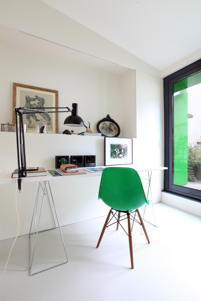 Imagen de despacho nórdico con paredes blancas, escritorio independiente, suelo blanco y suelo de cemento