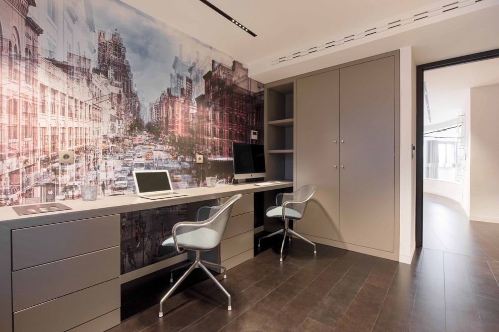 Ispirazione per un grande ufficio moderno con pareti beige, parquet scuro, nessun camino e scrivania incassata