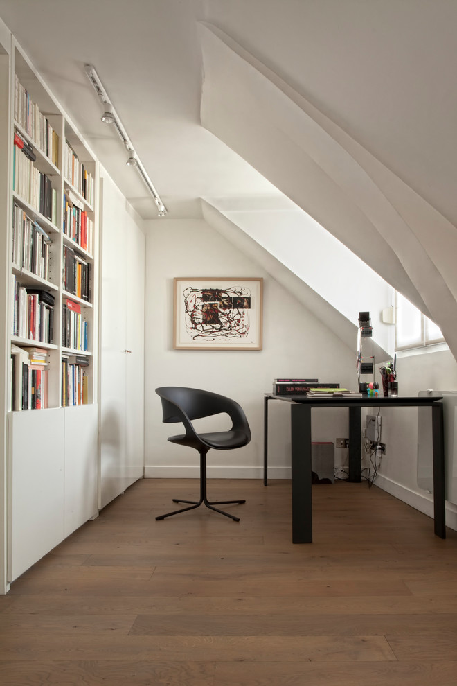 Esempio di un ufficio chic con pareti bianche, pavimento in legno massello medio, scrivania autoportante e pavimento marrone