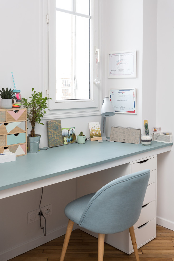 Réalisation d'un bureau minimaliste de taille moyenne avec un mur blanc, aucune cheminée, un sol beige, un sol en bois brun et un bureau intégré.