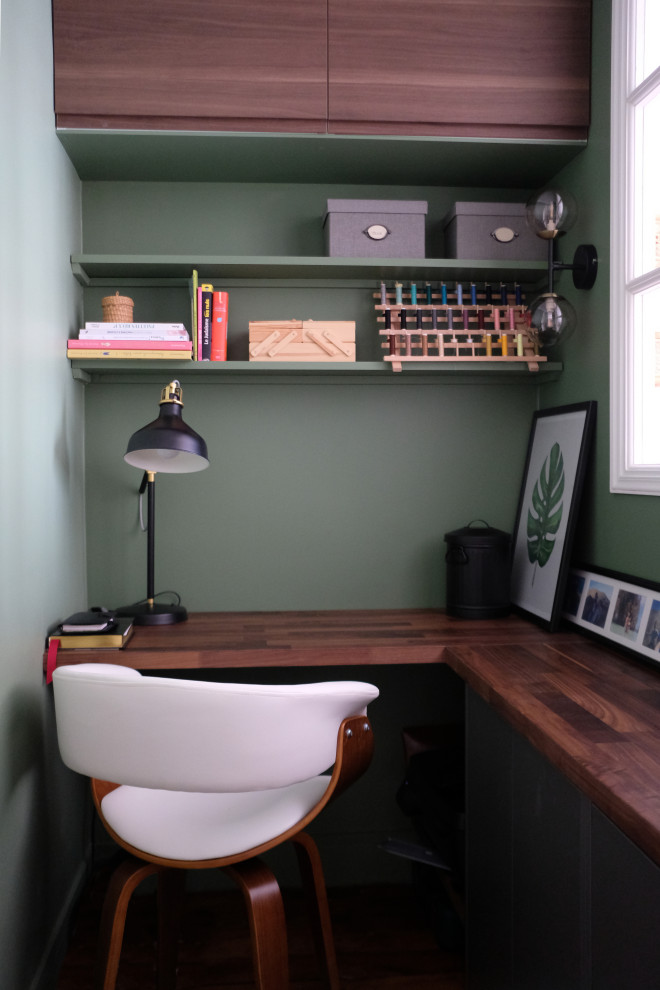 Cette photo montre un petit bureau chic avec un mur vert, parquet foncé, un bureau intégré et aucune cheminée.