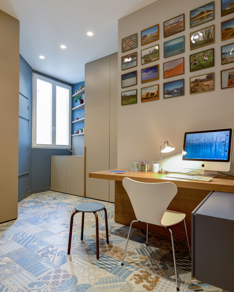 Mittelgroßes Modernes Arbeitszimmer mit Arbeitsplatz, beiger Wandfarbe und Einbau-Schreibtisch in Paris